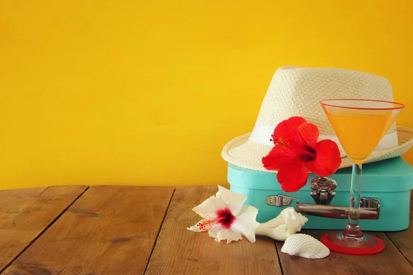 Sombrero Fedora, flor de hibisco tropical sobre mesa de madera. concepto de relajación o vacaciones — Foto de Stock