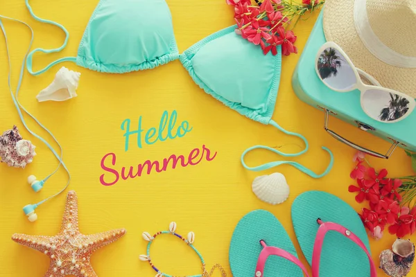 moda bayan mayo bikini sarı ahşap zemin üzerinde. Yaz plaj tatil kavramı