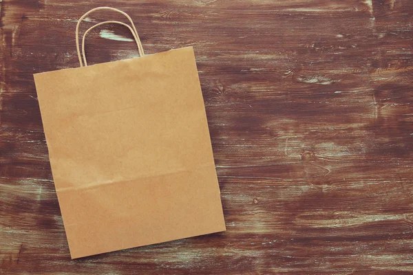 Boş geri dönüşüm alışveriş çantası ahşap arka plan görüntüsünü Üstten Görünüm