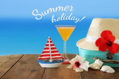 Ahşap masa üzerinde Beach nesneler. Yaz plaj tatil kavramı