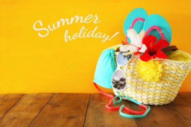 Ahşap masa üzerinde Beach nesneler. Yaz plaj tatil kavramı