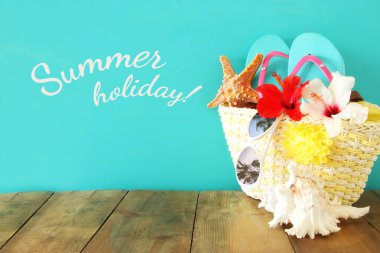 Ahşap masa üzerinde Beach nesneler. Yaz plaj tatil kavramı