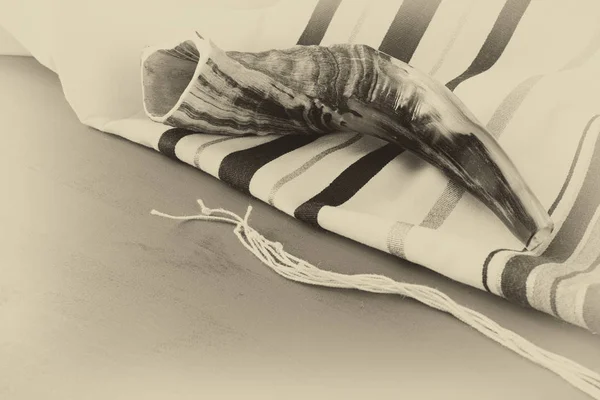 Молитвенный платок - Талит и Шофар (рог) еврейский религиозный символ — стоковое фото