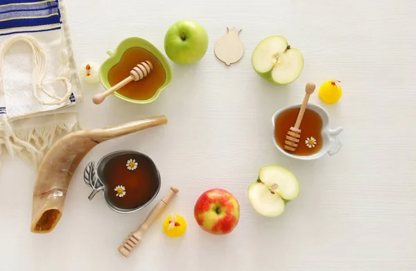 Rosh hashanah (jewish New Year holiday) concept. Traditional symbols — Stock Photo, Image