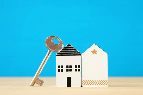 Klein huis model met sleutel over houten vloer. selectieve aandacht — Stockfoto