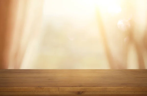 Bild von Holztisch vor Vorhängen. zur Produktdarstellung und -präsentation — Stockfoto