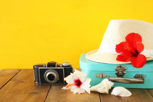 Шляпа Федора, тропический цветок гибискуса на деревянном столе. релаксация или отдых — стоковое фото