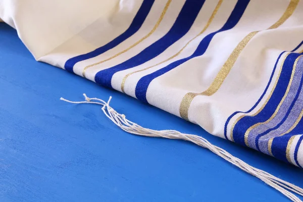 Weißes Gebetstuch - tallit, jüdisches religiöses Symbol. — Stockfoto