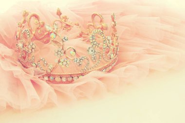 Vintage tül pembe şifon elbise ve elmas taç ahşap beyaz masa üzerinde. Düğün ve kızın parti konsept