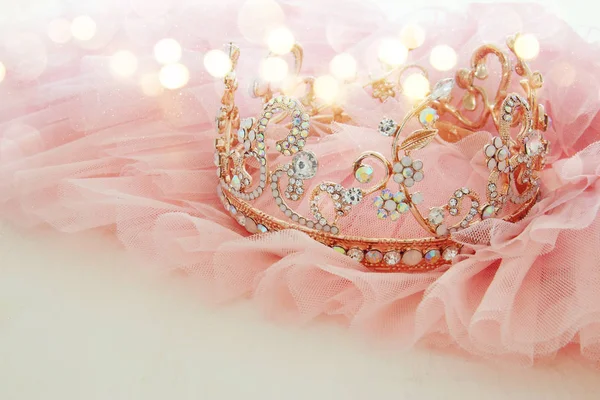 Vintage Tule roze chiffon jurk en diamant tiara op houten witte tafel. Bruiloft en meisje partij concept — Stockfoto