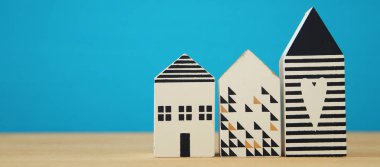 ahşap zemin üzerinde küçük ev modeli. seçici odak