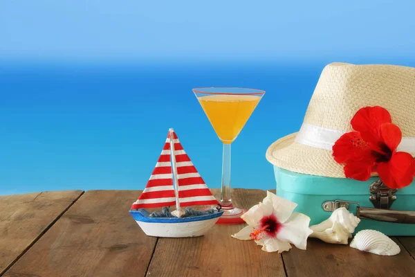 Objetos de playa sobre mesa de madera. Verano playa vacaciones concepto — Foto de Stock