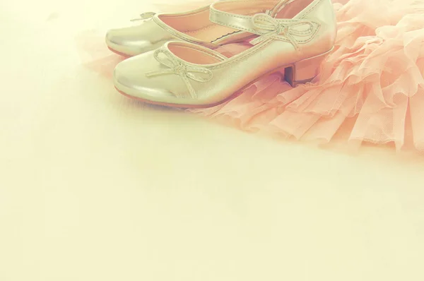Vintage tule vestido chiffon rosa e sapatos de prata no chão branco de madeira — Fotografia de Stock