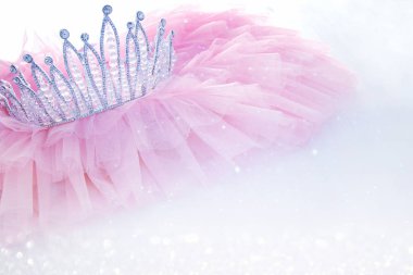 Vintage tül pembe şifon elbise ve elmas taç ahşap beyaz masa üzerinde. Düğün ve kızın parti konsept