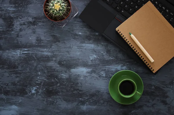 Leptop、notebbok、コーヒーのカップをオフィス ワーク ・ テーブルのトップ ビュー — ストック写真
