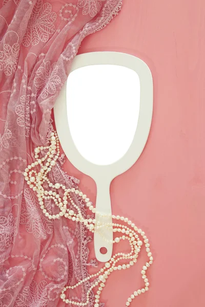 Imagen de vista superior de espejo de mano vintage y delicada bufanda romántica femenina — Foto de Stock