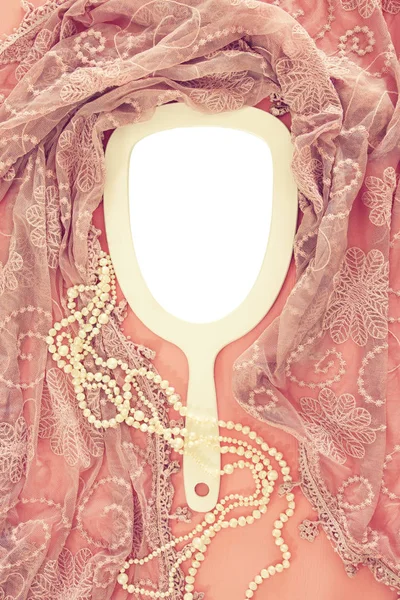 Imagen de vista superior de espejo de mano vintage y delicada bufanda romántica femenina —  Fotos de Stock