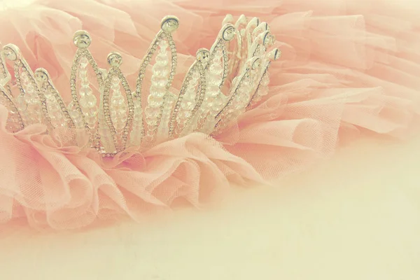 빈티지 튈 핑크 시 폰 드레스와 다이아몬드 티아라 나무 흰색 테이블에. 결혼식과 여자의 파티 개념 — 스톡 사진