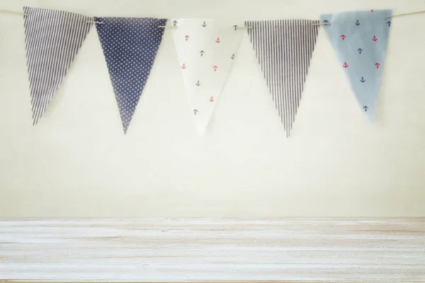 Lege oude tafel voor carnaval en verjaardag partij achtergrond. Handig voor product display montage — Stockfoto