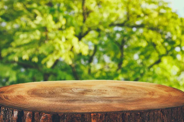Bild av träbord framför gröna skogen träd landskap bakgrund. för produkt uppvisning och presentation — Stockfoto