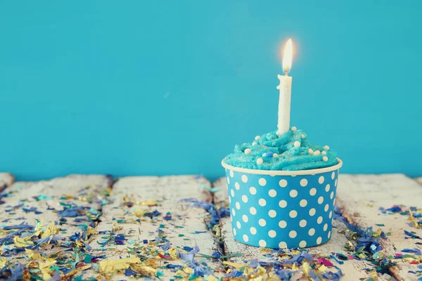 Födelsedag-konceptet med cupcake och ljus på träbord — Stockfoto