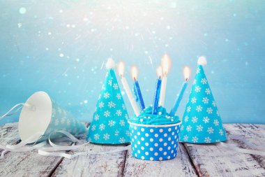 Doğum günü kavramı cupcake ve ahşap masa üzerinde mum