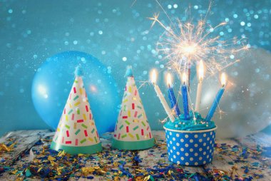 Doğum günü kavramı cupcake ve ahşap masa üzerinde mum