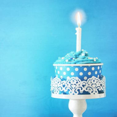 Doğum günü kavramı cupcake ve ahşap masa üzerinde tek bir mum ile