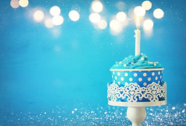 Doğum günü kavramı cupcake ve ahşap masa üzerinde tek bir mum ile