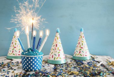 Doğum günü kavramı cupcake ve ahşap masa üzerinde mum