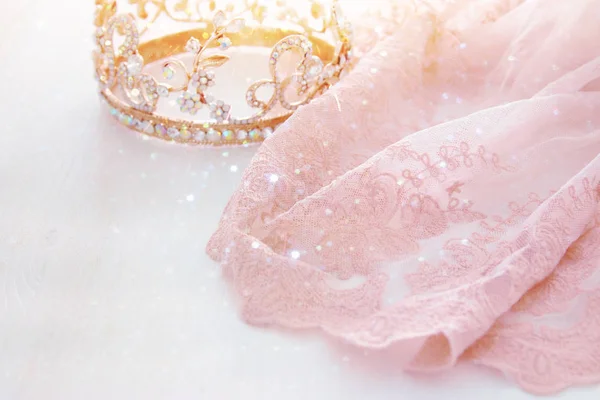 Vestido de chiffon de tule rosa vintage e tiara de diamante na mesa branca de madeira. Conceito de festa de casamento e menina — Fotografia de Stock