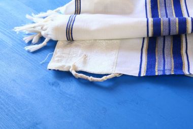 Dua şal - Tallit, Yahudi dini sembolü beyaz.