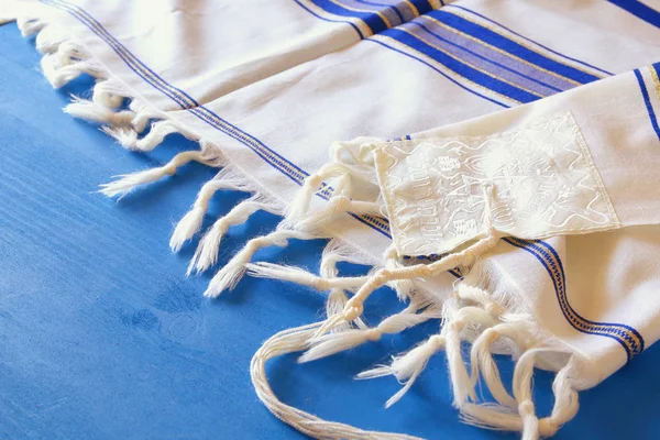 Mantón de oración blanco - Tallit, símbolo religioso judío . —  Fotos de Stock