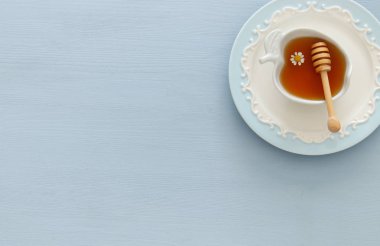 Mavi ahşap arka plan üzerinde tatlım. Rosh hashanah (Yahudi yeni yıl tatili) kavramı