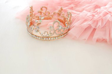 Vintage tül pembe şifon elbise ve elmas taç ahşap beyaz masa üzerinde. Düğün ve kızın parti konsept
