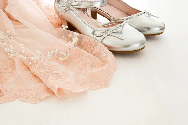 Винтажное тюль розовое шифон платье и серебряные туфли на деревянном белом полу — стоковое фото