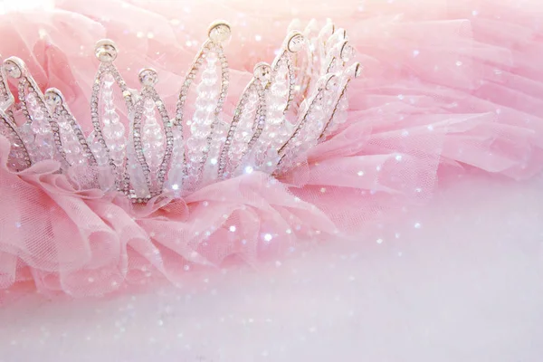 复古薄纱粉色雪纺礼服和钻石头饰白色木制的桌子上。婚礼和女孩的党理念 — 图库照片
