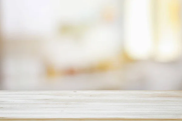 Imagen de mesa de madera delante de abstracto borrosa ventana luz fondo — Foto de Stock