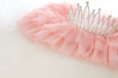 Vintage tül pembe şifon elbise ve elmas taç ahşap beyaz masa üzerinde. Düğün ve kızın parti konsept
