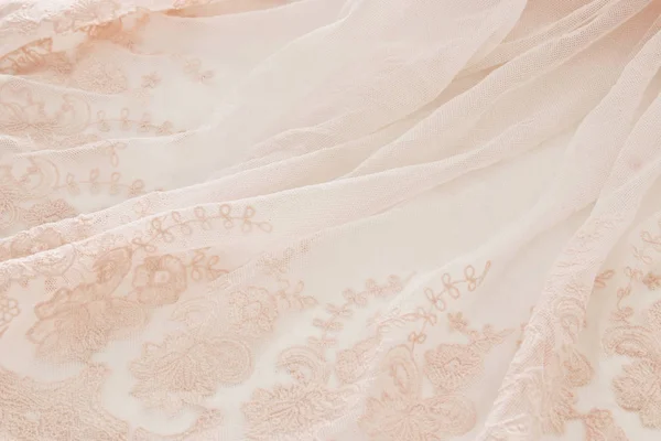 나무 흰색 테이블에 빈티지 튈 핑크 쉬폰 드레스. 결혼식과 여자의 파티 개념. — 스톡 사진