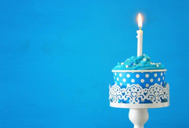 Doğum günü kavramı cupcake ve ahşap masa üzerinde tek bir mum ile