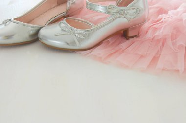 Vintage tül pembe şifon elbise ve ahşap beyaz zemin üzerinde gümüş ayakkabı. Düğün, nedime ve kızın parti konsept