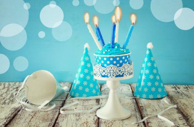 Doğum günü kavramı cupcake ve ahşap masa üzerinde mum