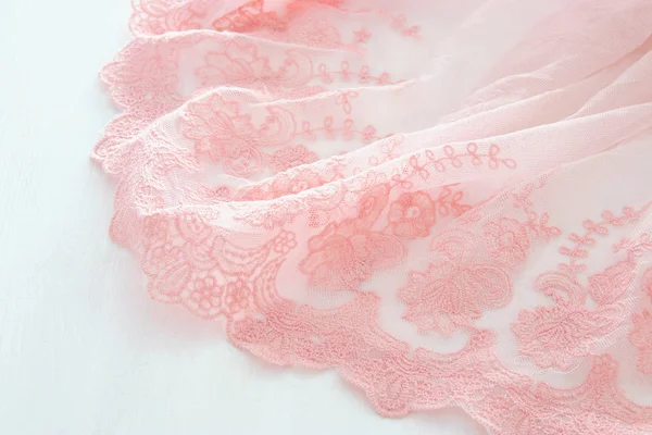 Vintage tylli vaaleanpunainen sifonki mekko puinen valkoinen pöytä. Häät ja tytön puolue käsite — kuvapankkivalokuva