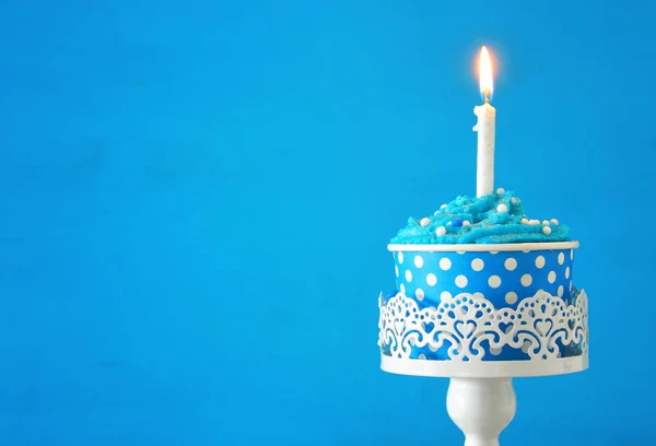 Concepto de cumpleaños con magdalena y una vela sobre mesa de madera — Foto de Stock