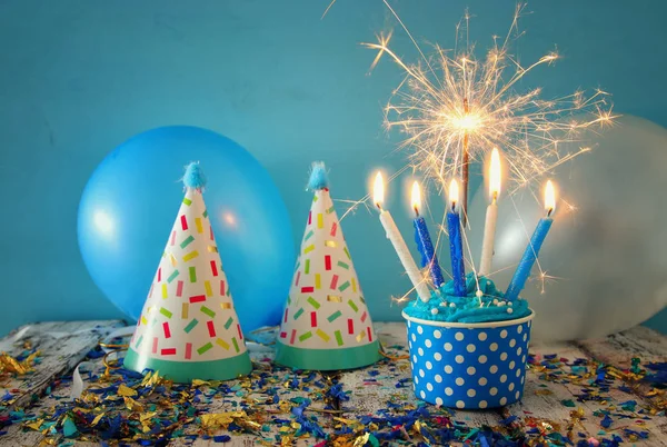 Geburtstagskonzept mit Cupcake und Kerzen auf Holztisch — Stockfoto