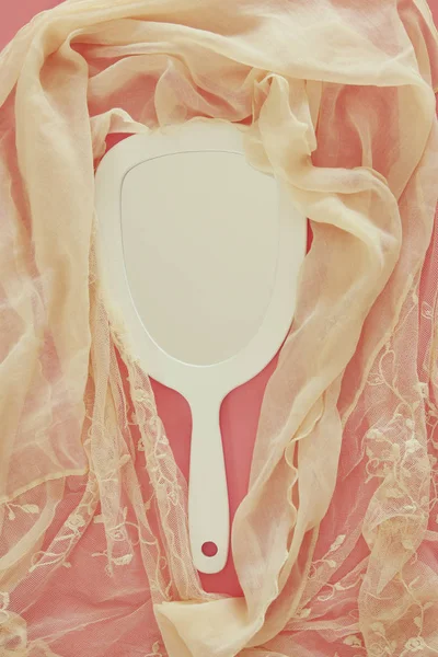 Верхний вид винтажного зеркала и тонкий женский романтический шарф — стоковое фото