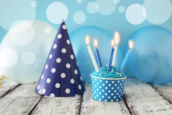 Doğum günü kavramı cupcake ve ahşap masa üzerinde mum.