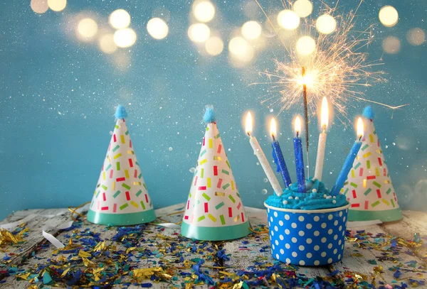 Concepto de cumpleaños con cupcake y velas en mesa de madera —  Fotos de Stock