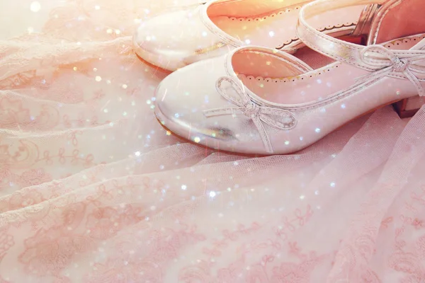 Vintage robe en mousseline de soie rose tulle et chaussures argentées sur plancher blanc en bois — Photo